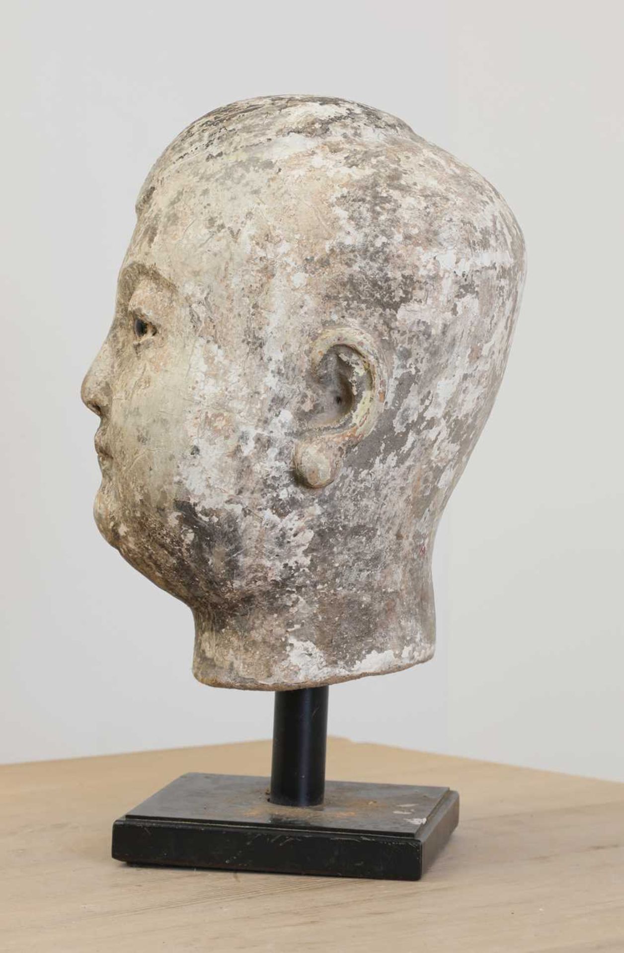 A Ming-style stucco and polychrome painted head of a child, - Bild 2 aus 6