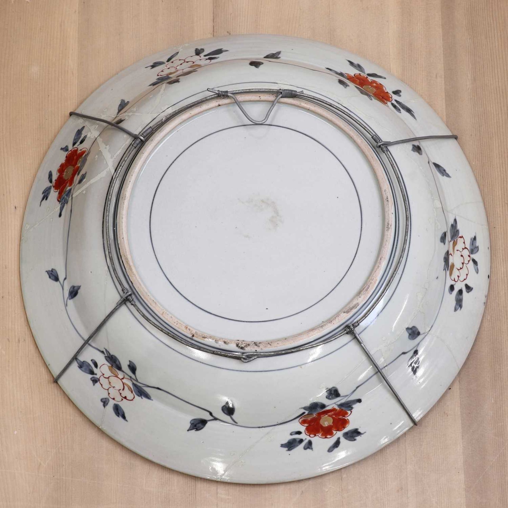 A pair of massive Imari chargers, - Image 3 of 3
