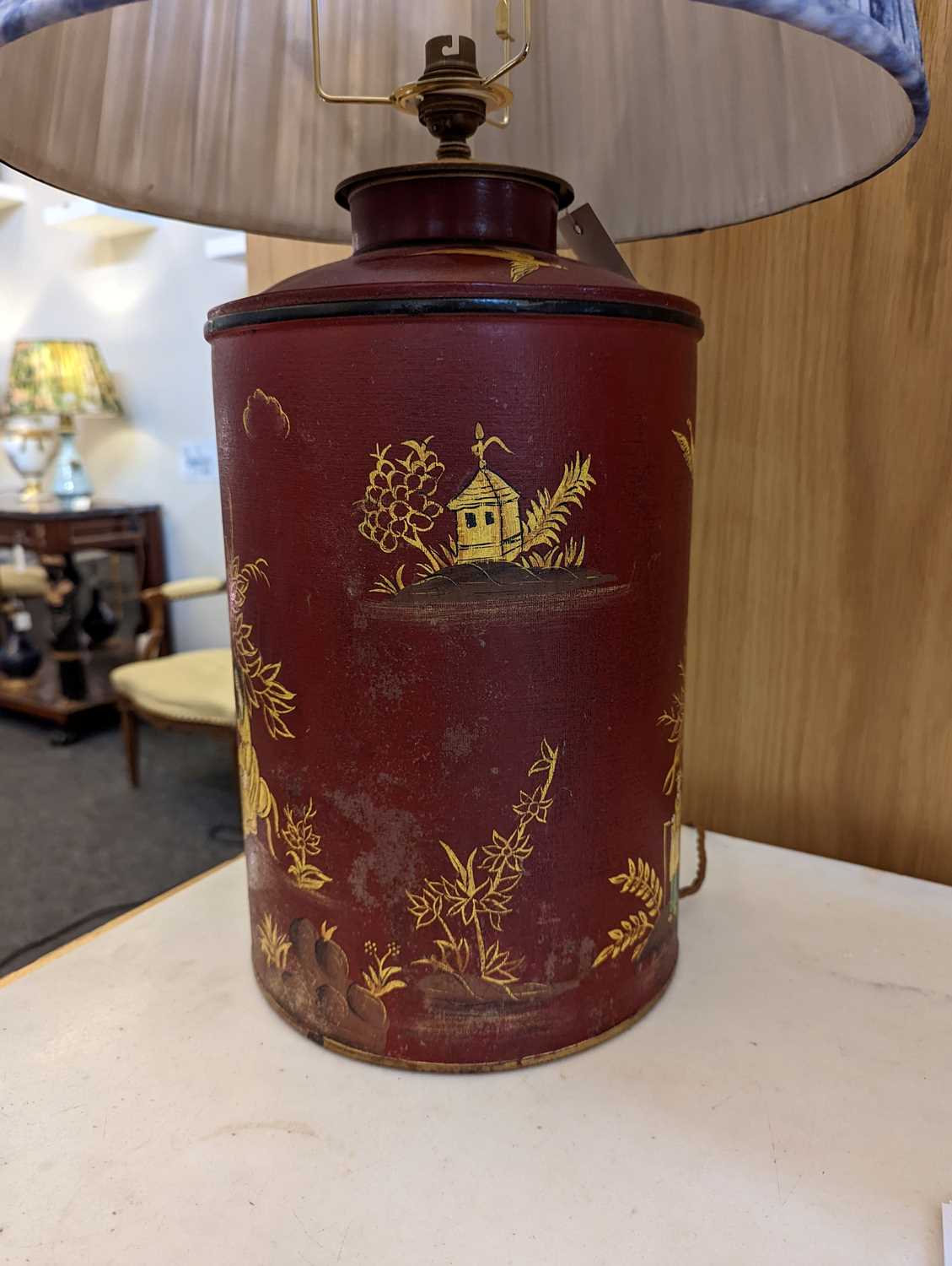 A pair of red toleware tea canister table lamps - Image 11 of 11