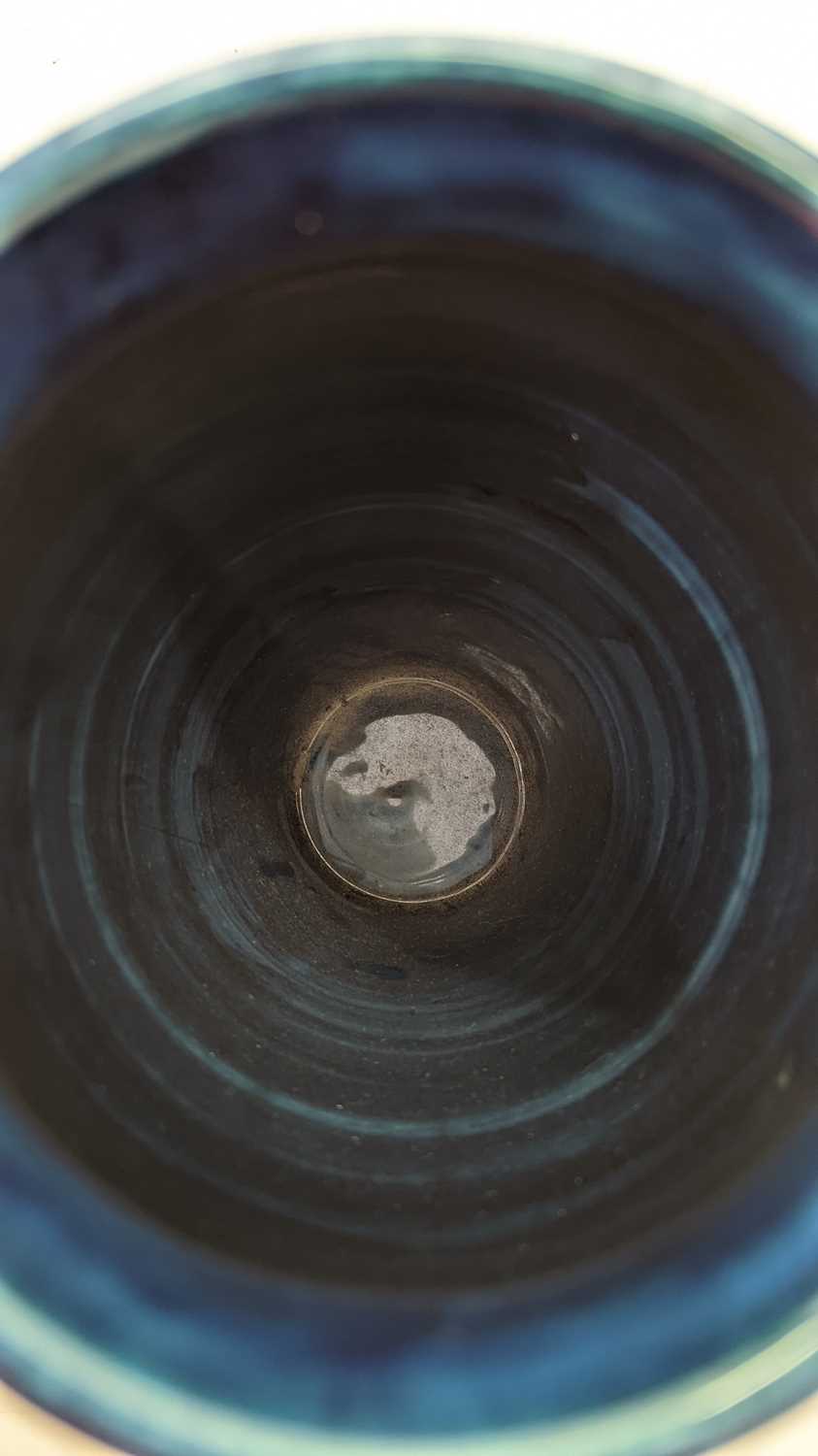 A Moorcroft pottery vase, - Bild 4 aus 10