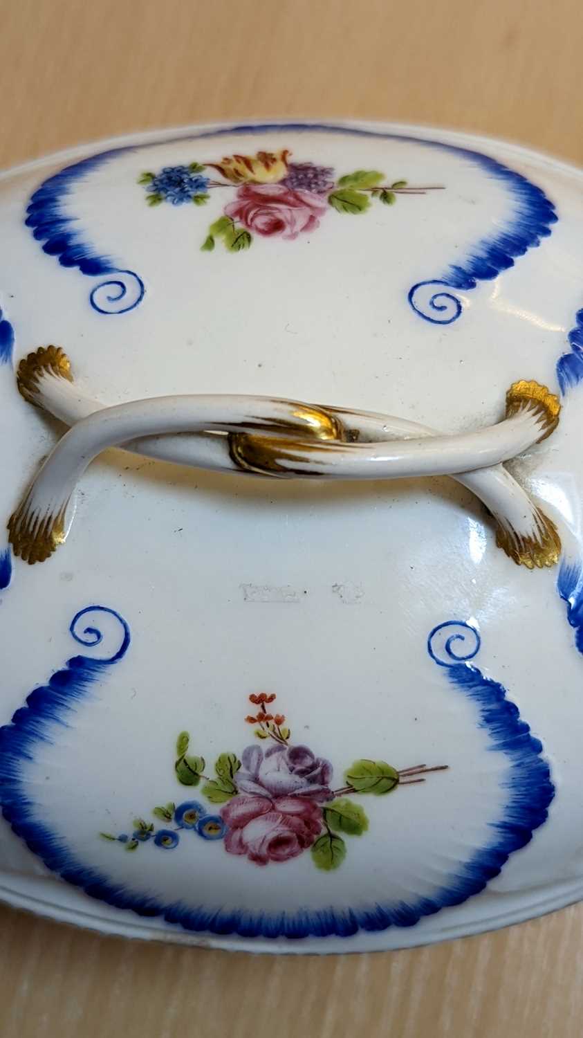 A Sevres porcelain bowl and cover - Bild 9 aus 15