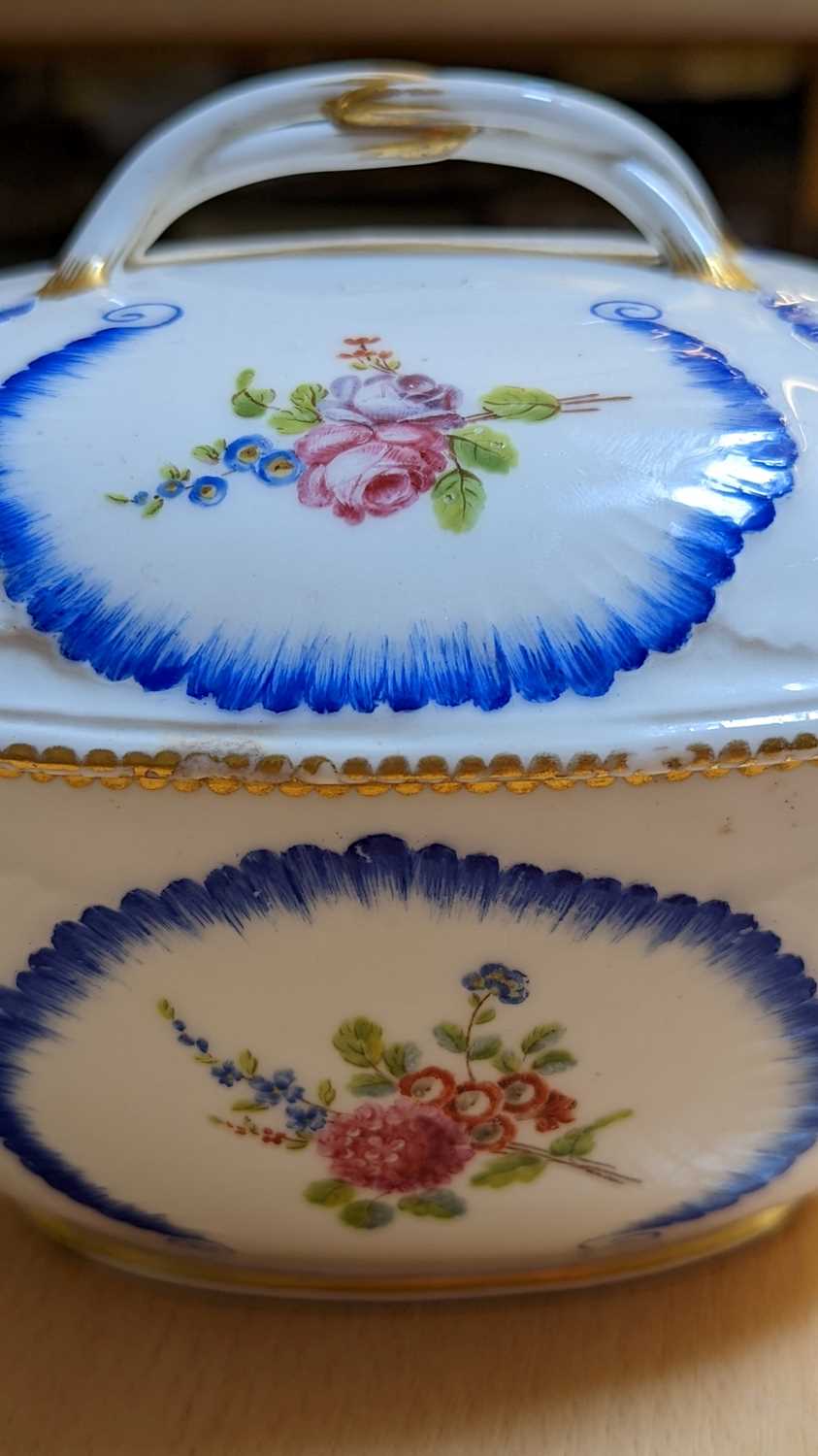 A Sevres porcelain bowl and cover - Bild 10 aus 15