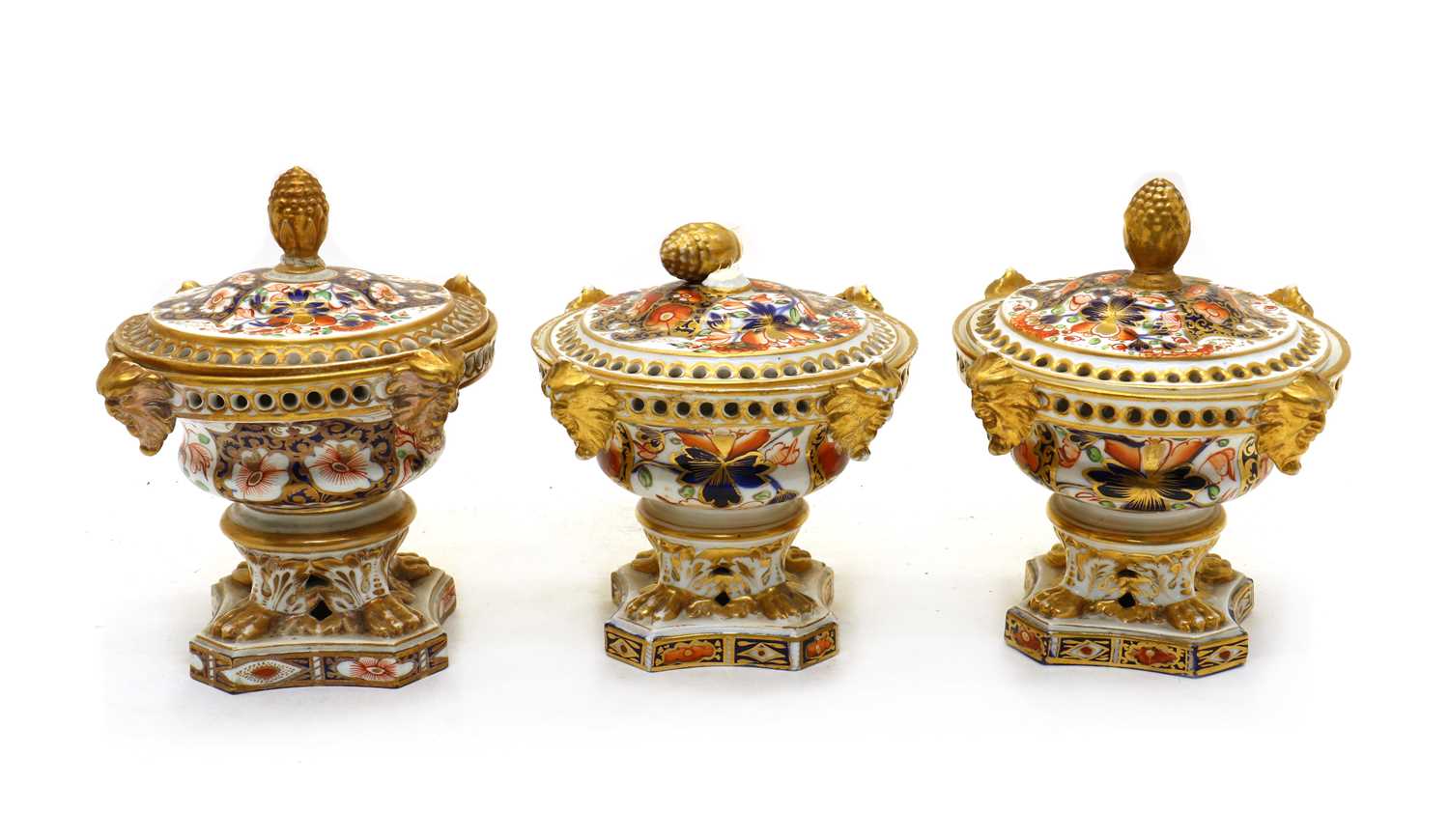 A pair of Derby porcelain pastille burners and covers, - Bild 2 aus 4