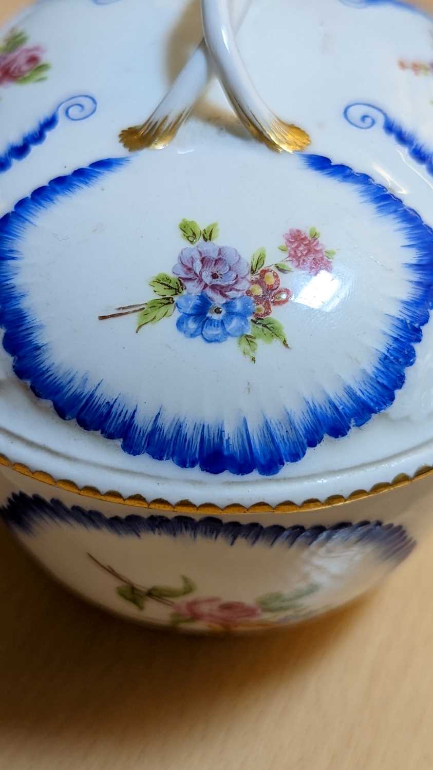 A Sevres porcelain bowl and cover - Bild 6 aus 15