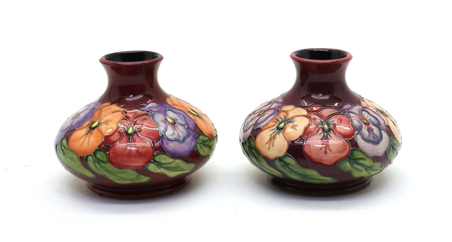 A pair of Moorcroft pottery ‘Pansy’ pattern vases, - Bild 2 aus 3