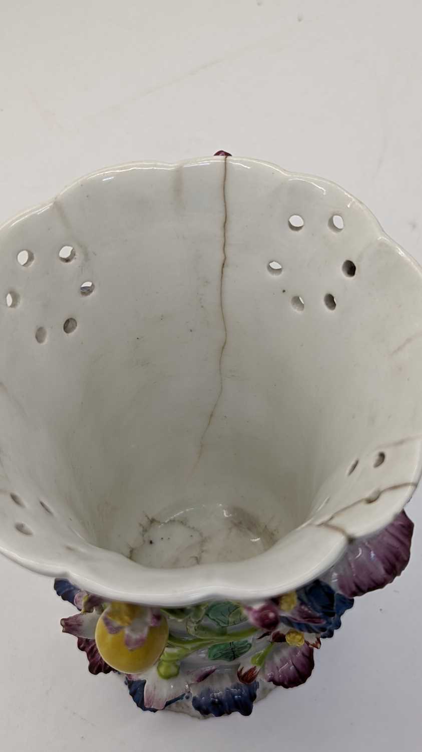 A Staffordshire porcelain potpourri vase and cover, - Bild 20 aus 34