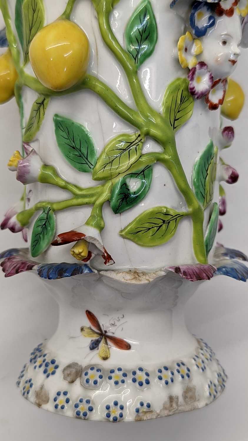 A Staffordshire porcelain potpourri vase and cover, - Bild 13 aus 34