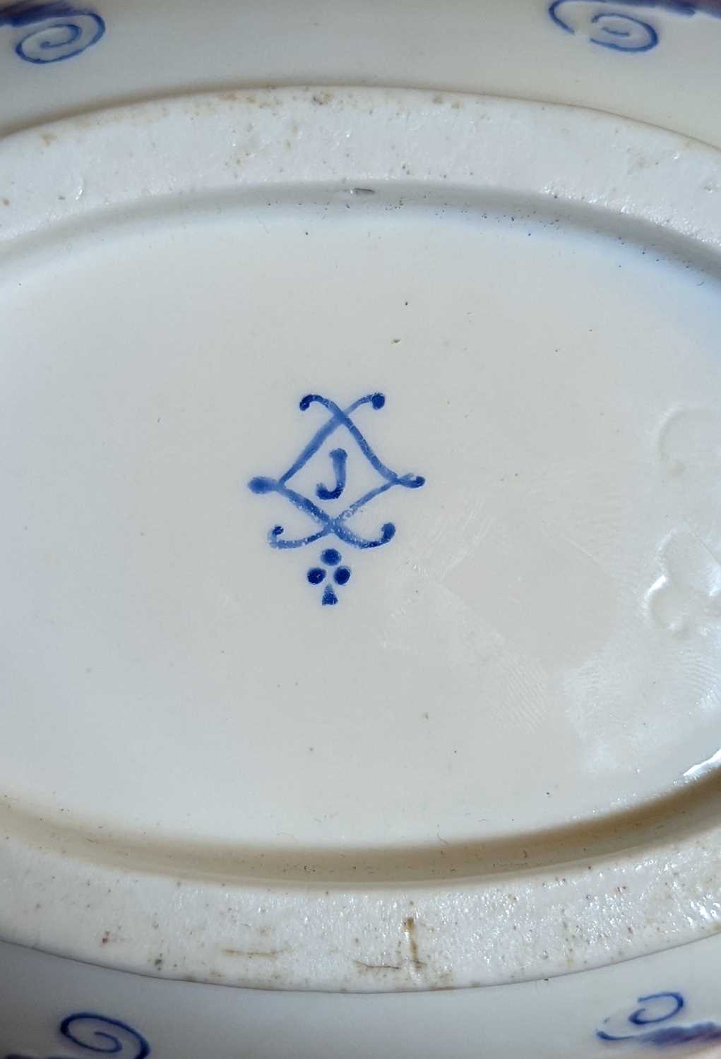 A Sevres porcelain bowl and cover - Bild 14 aus 15