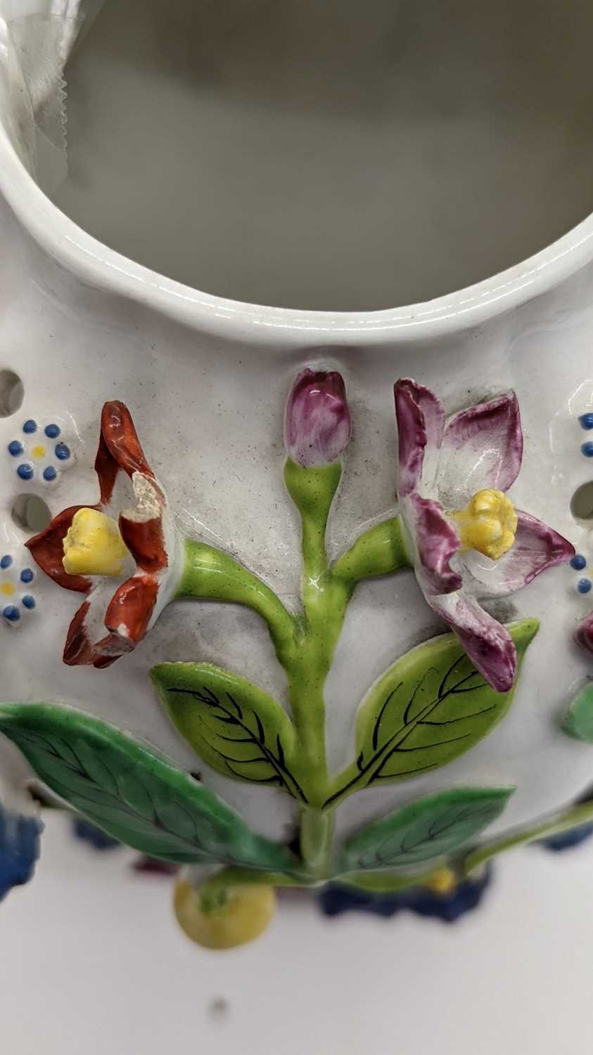 A Staffordshire porcelain potpourri vase and cover, - Bild 31 aus 34