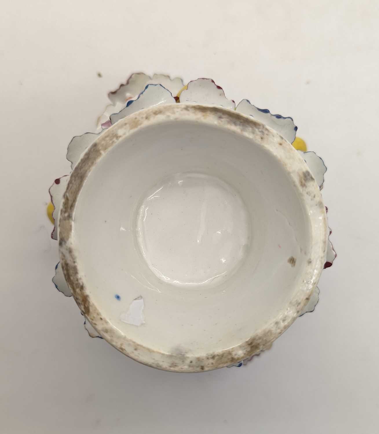 A Staffordshire porcelain potpourri vase and cover, - Bild 4 aus 34