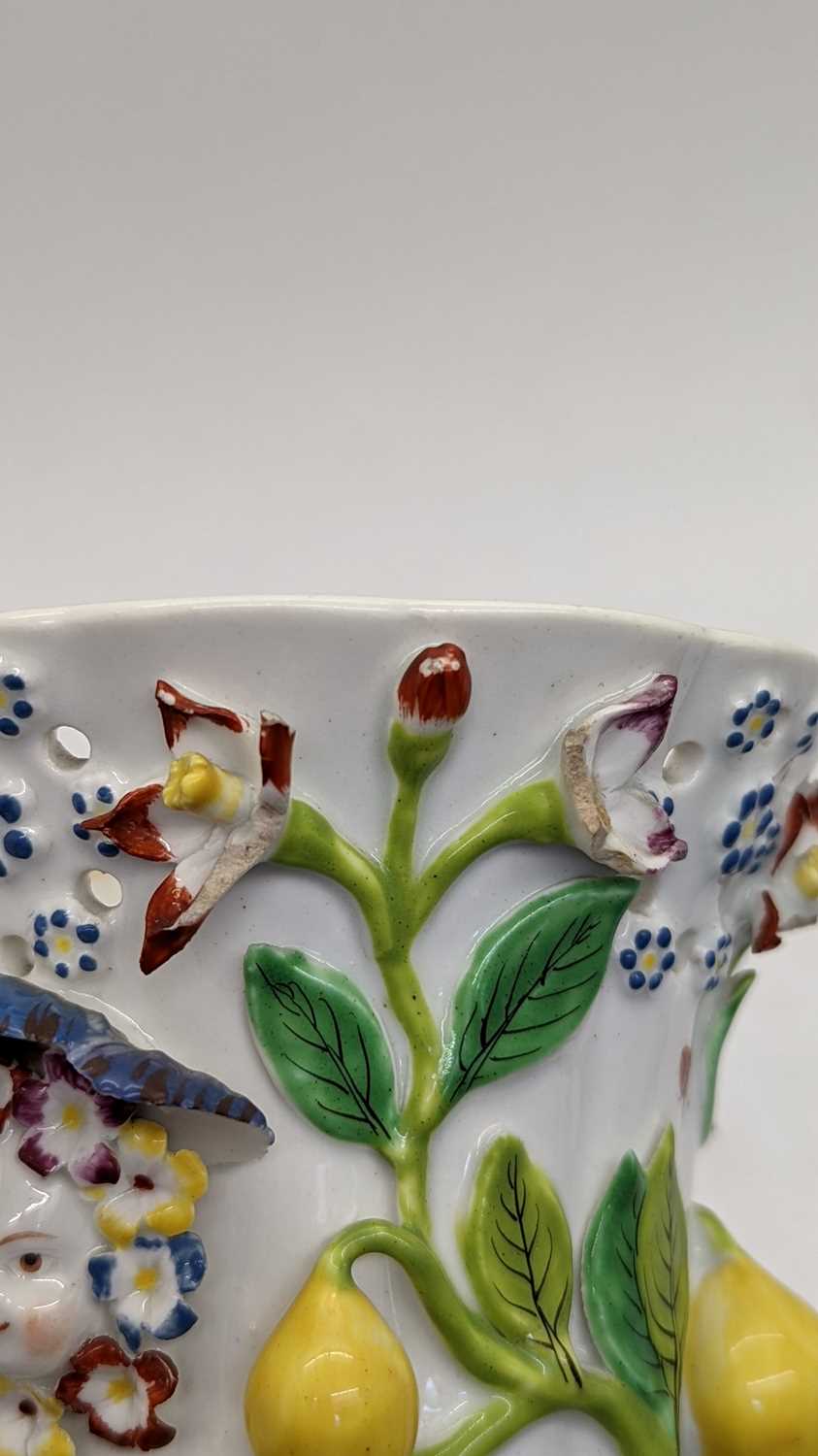 A Staffordshire porcelain potpourri vase and cover, - Bild 12 aus 34