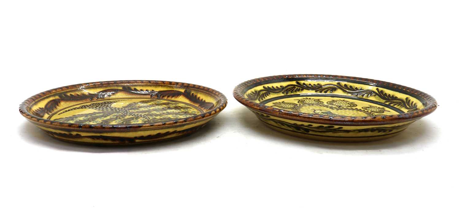 A pair of slipware chargers, - Bild 3 aus 9