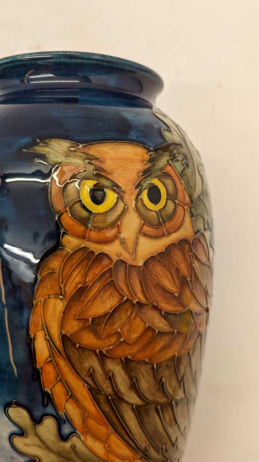 A Moorcroft pottery vase, - Bild 8 aus 10