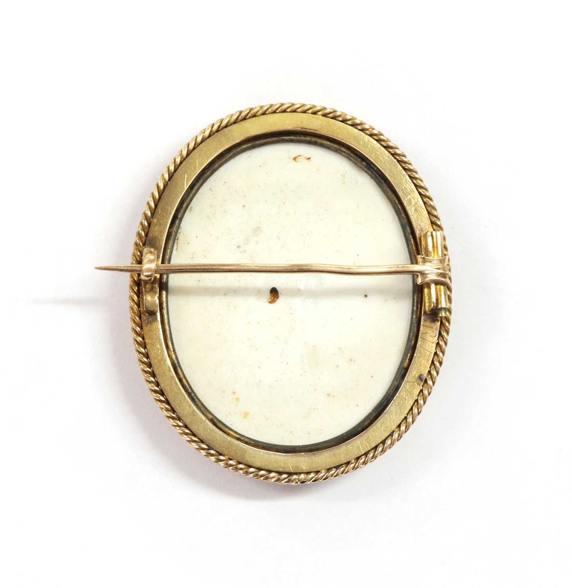 A gold mounted porcelain plaque brooch, - Bild 2 aus 2