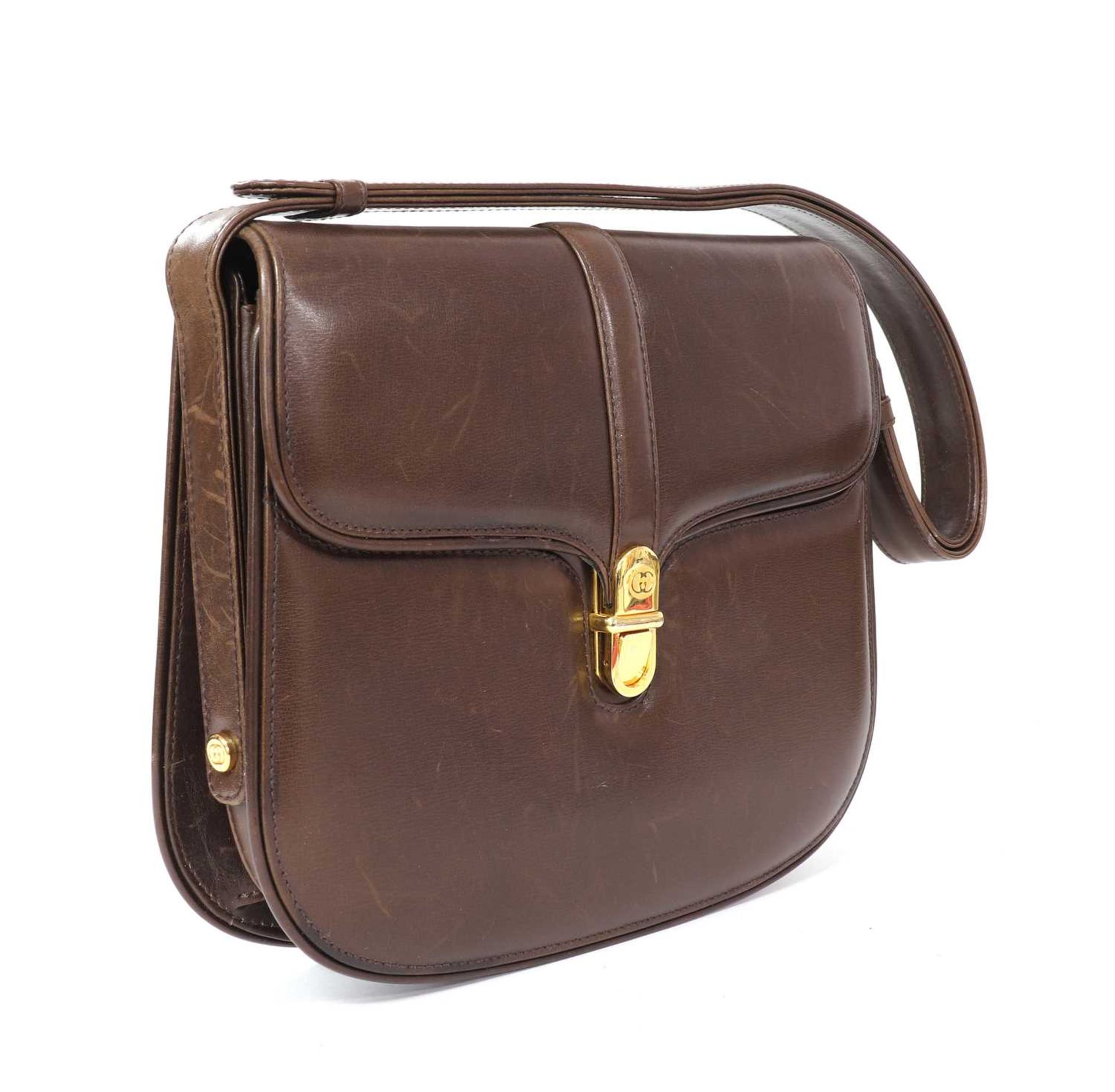 A vintage Gucci brown leather shoulder bag, - Bild 2 aus 18