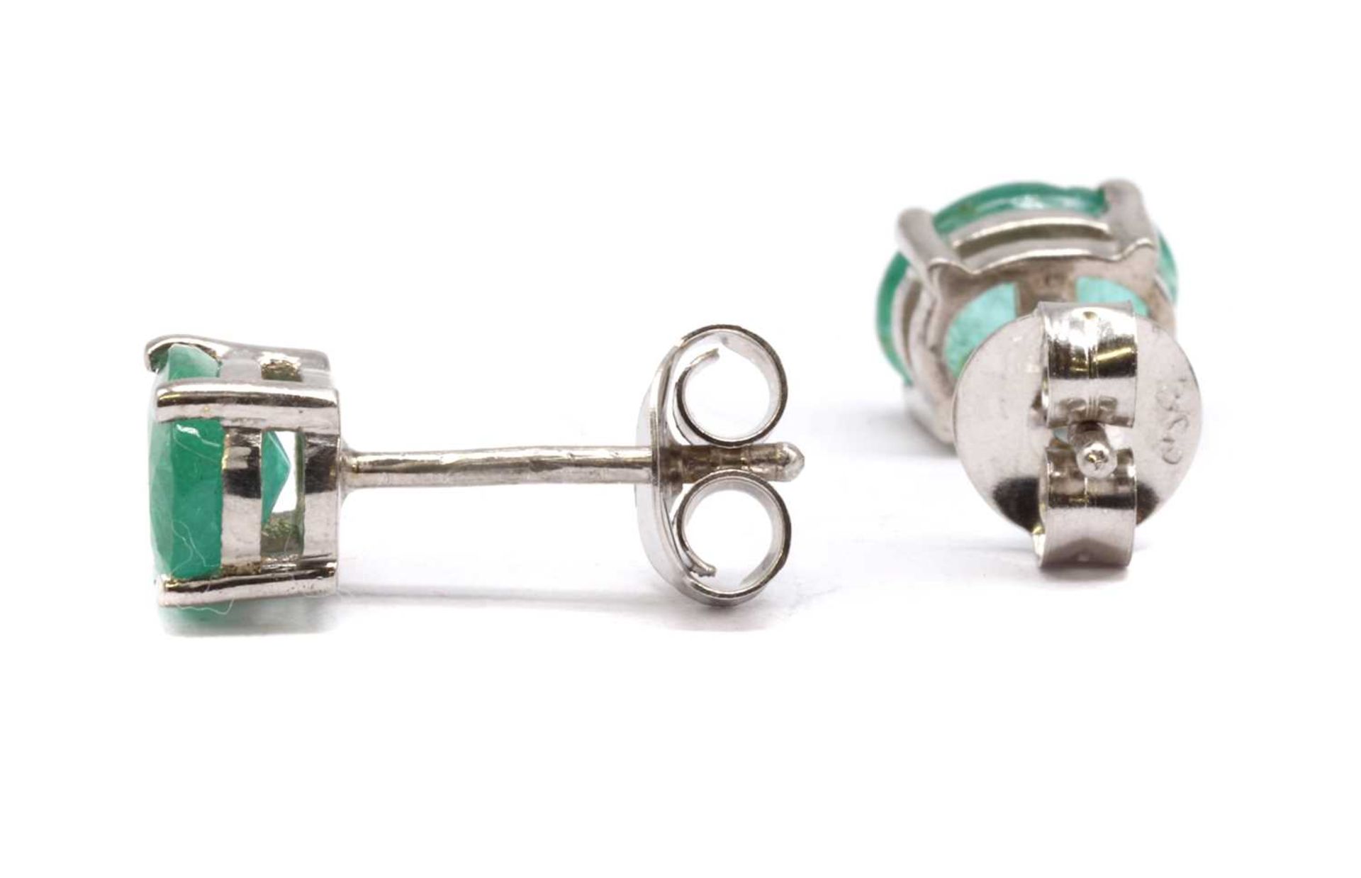 A pair of silver single stone emerald stud earrings, - Bild 2 aus 2