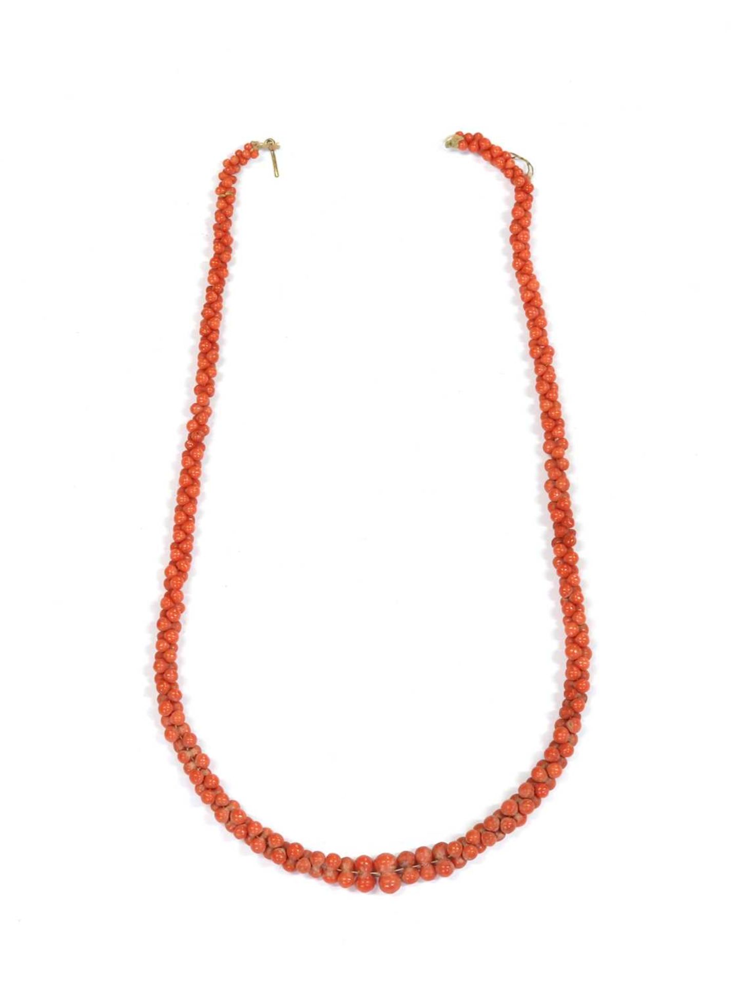 A graduated carved coral bead necklace, - Bild 2 aus 2