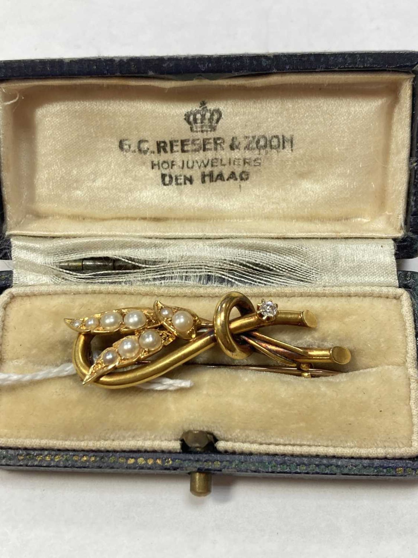 A late Victorian gold split pearl and diamond spray brooch, - Bild 2 aus 3