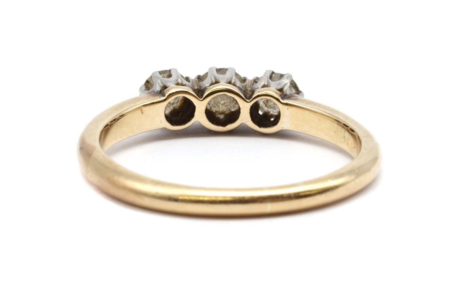 A gold three stone diamond ring, - Bild 3 aus 3