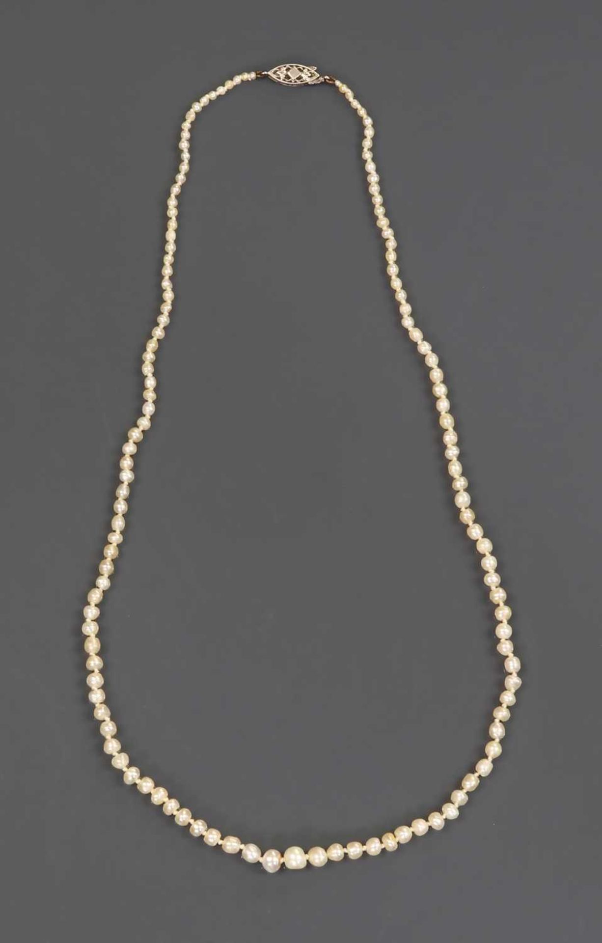 A single row graduated pearl necklace, - Bild 2 aus 2