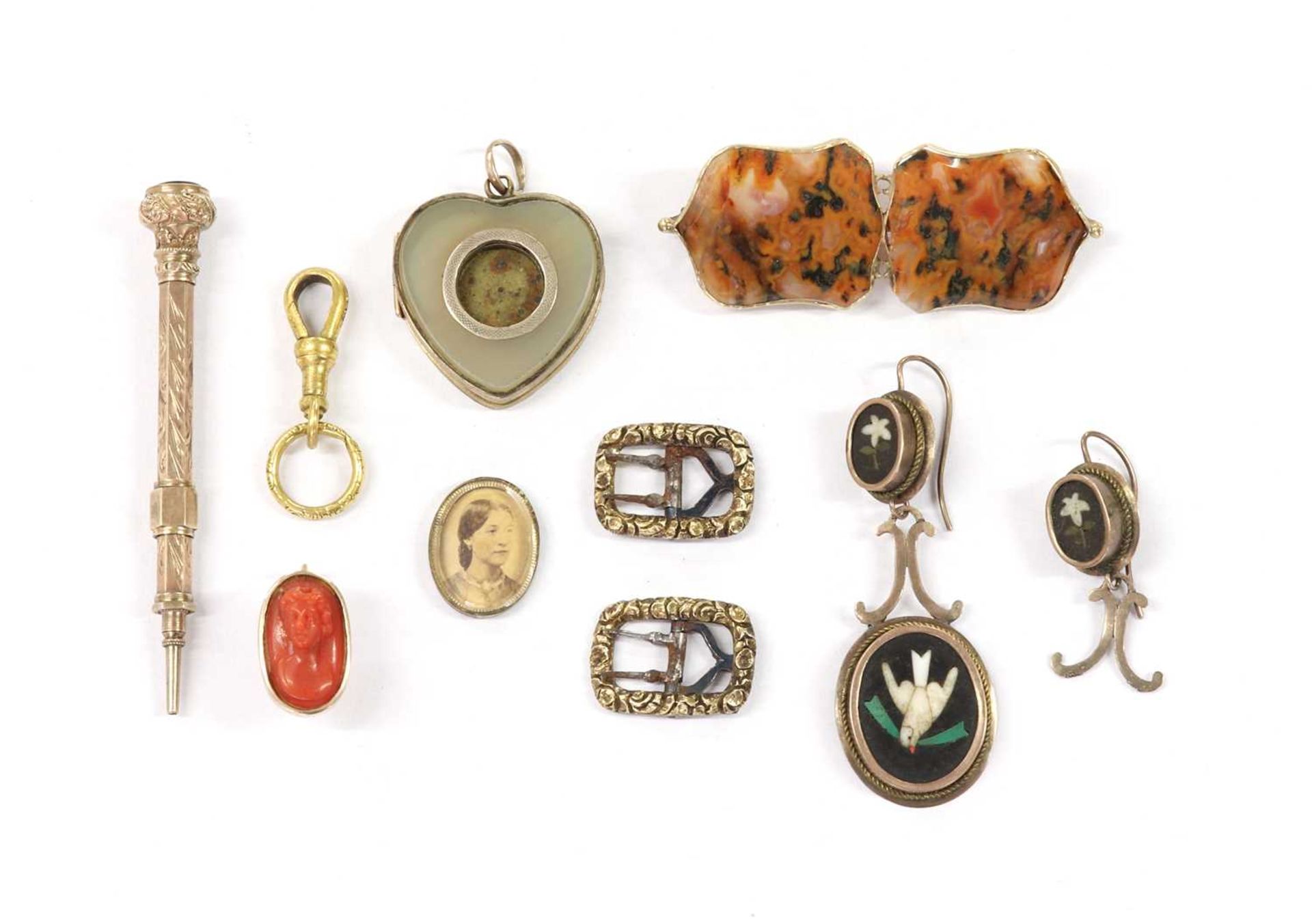 A small collection of jewellery,