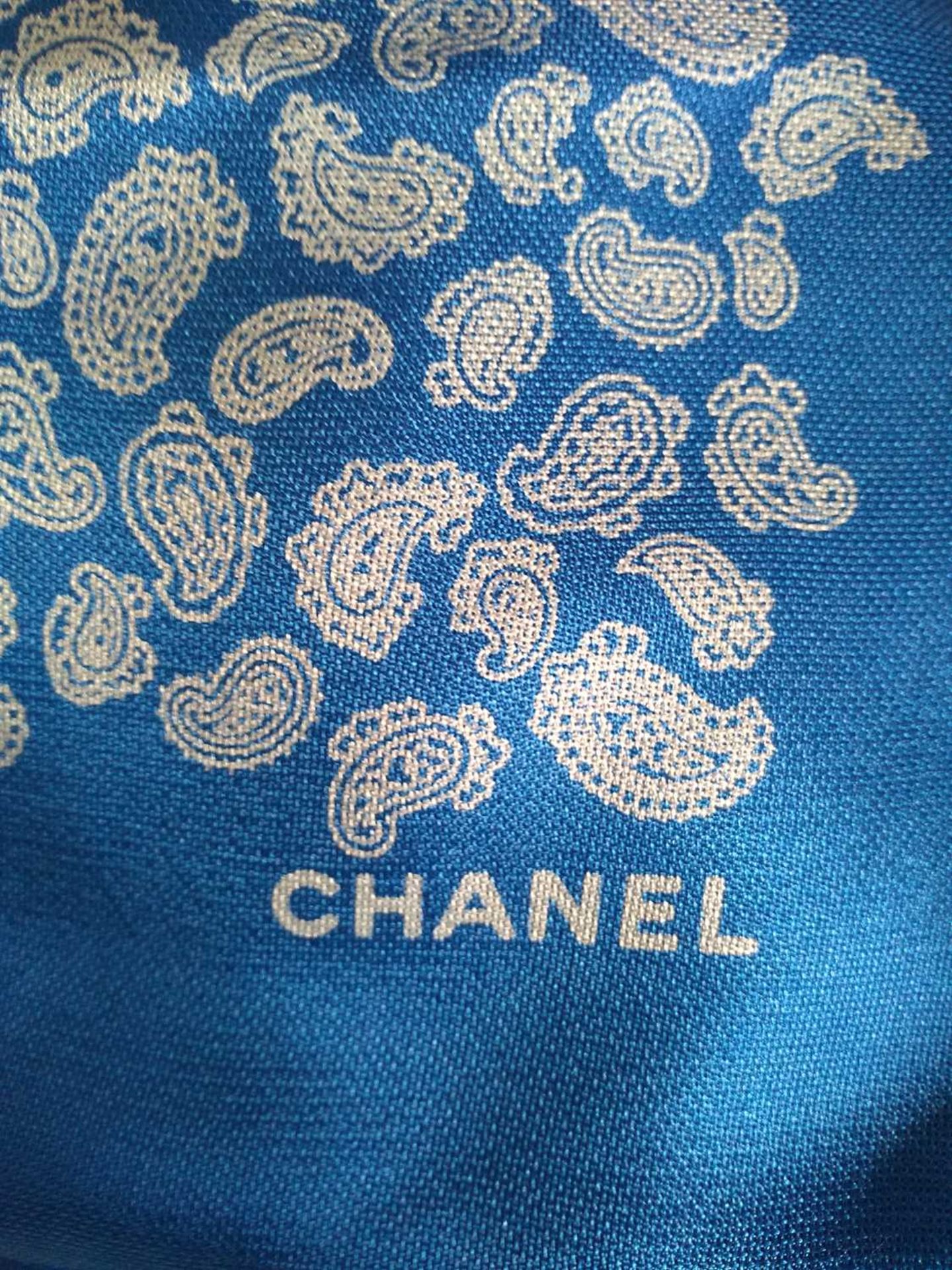 A Chanel silk scarf, and three others - Bild 5 aus 17