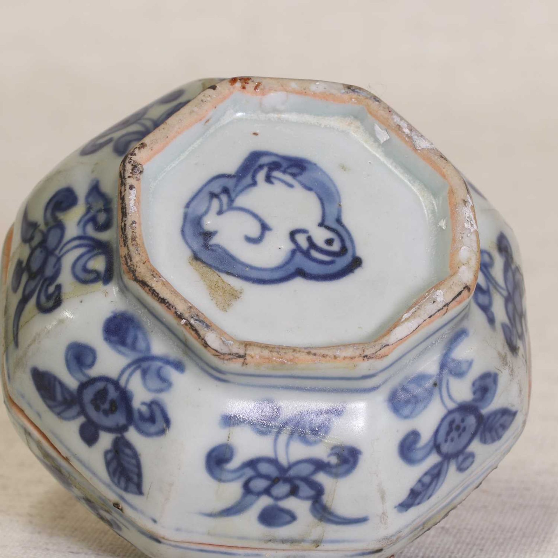 A Chinese blue and white box, - Image 6 of 6