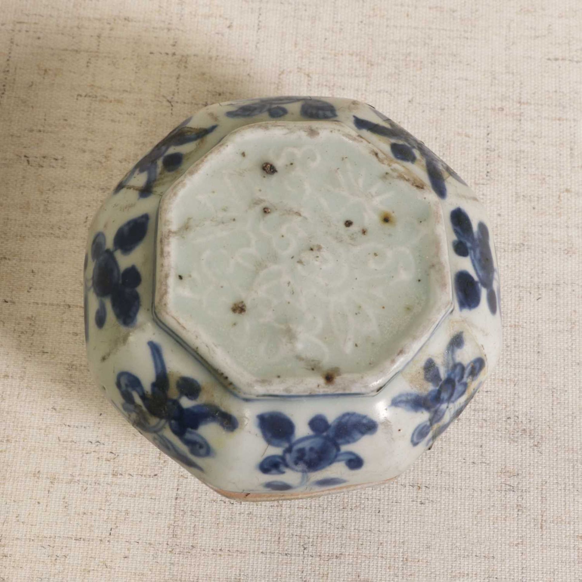 A Chinese blue and white box, - Image 5 of 6