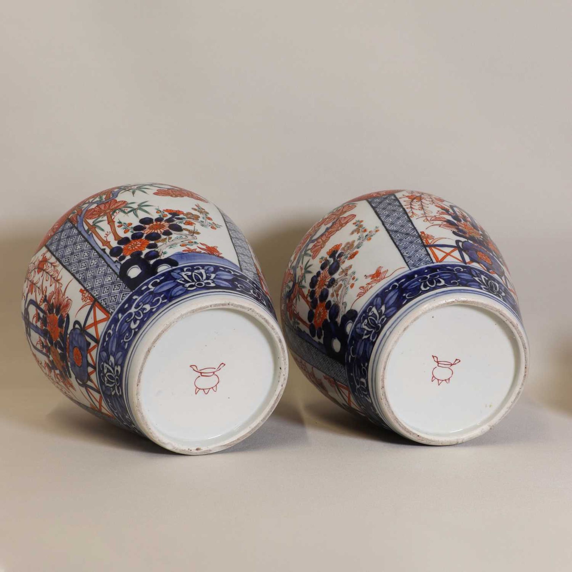 A pair of Japanese Imari vases and covers, - Image 5 of 5