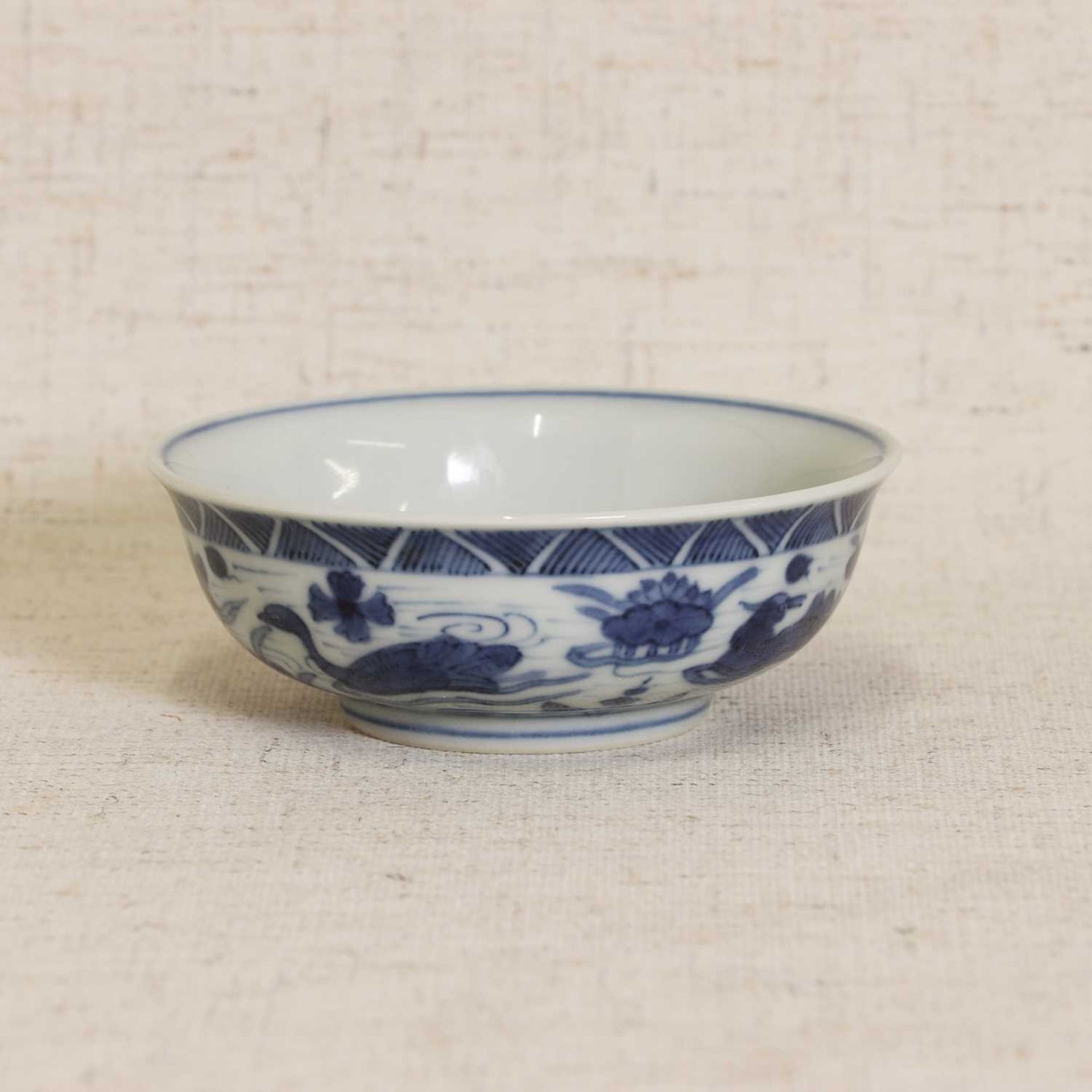 A Chinese blue and white saucer, - Bild 2 aus 5