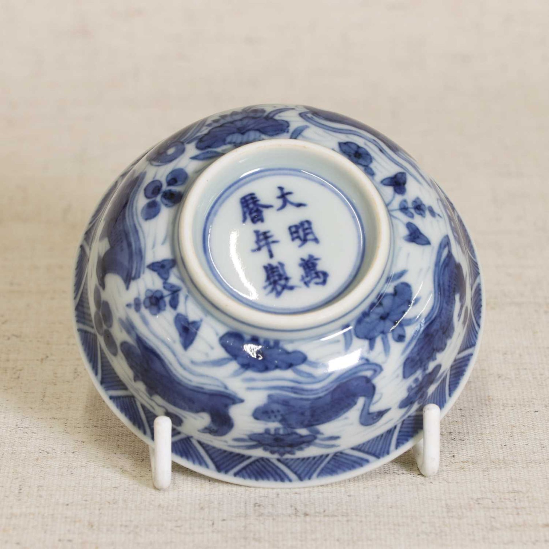 A Chinese blue and white saucer, - Bild 3 aus 5