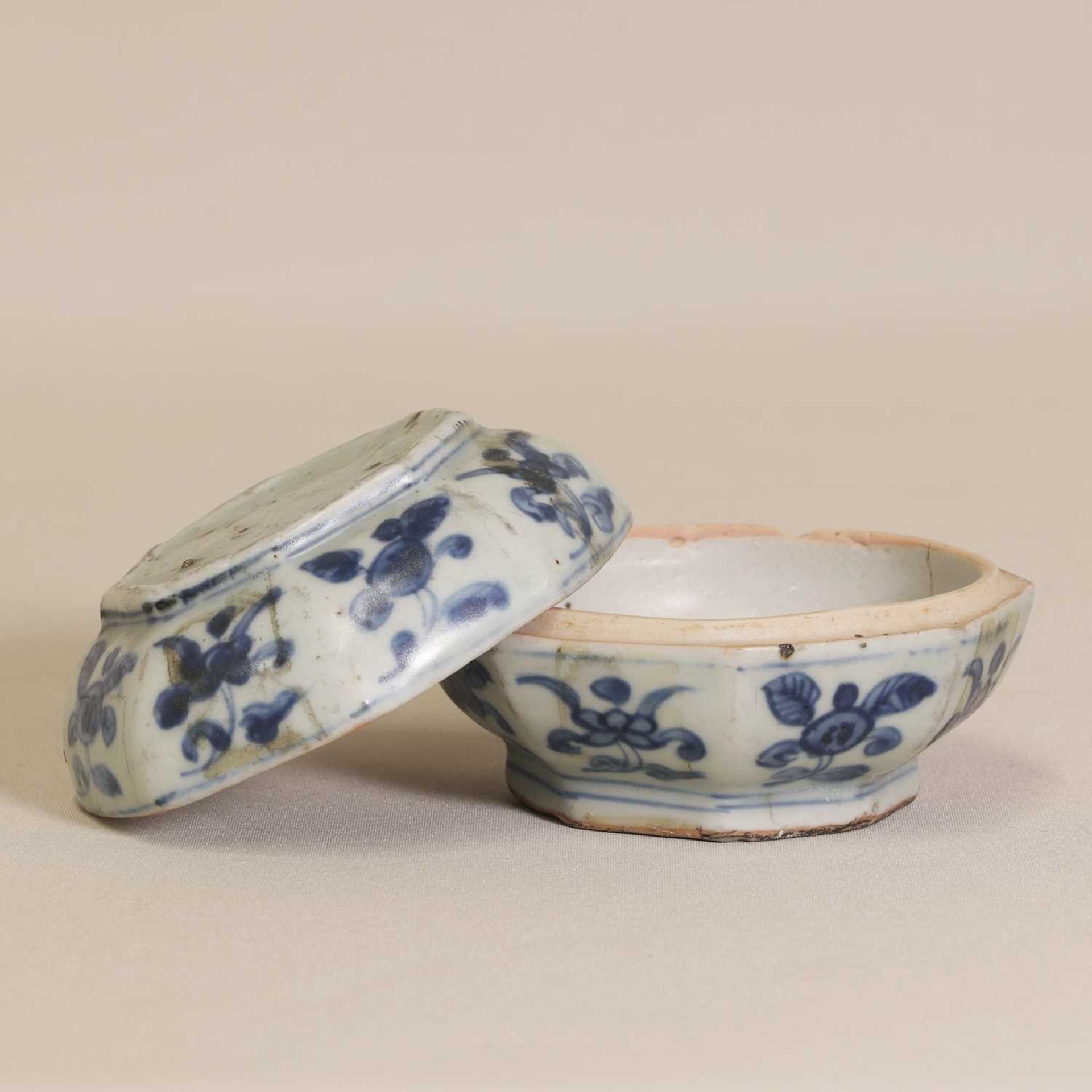 A Chinese blue and white box, - Image 4 of 6