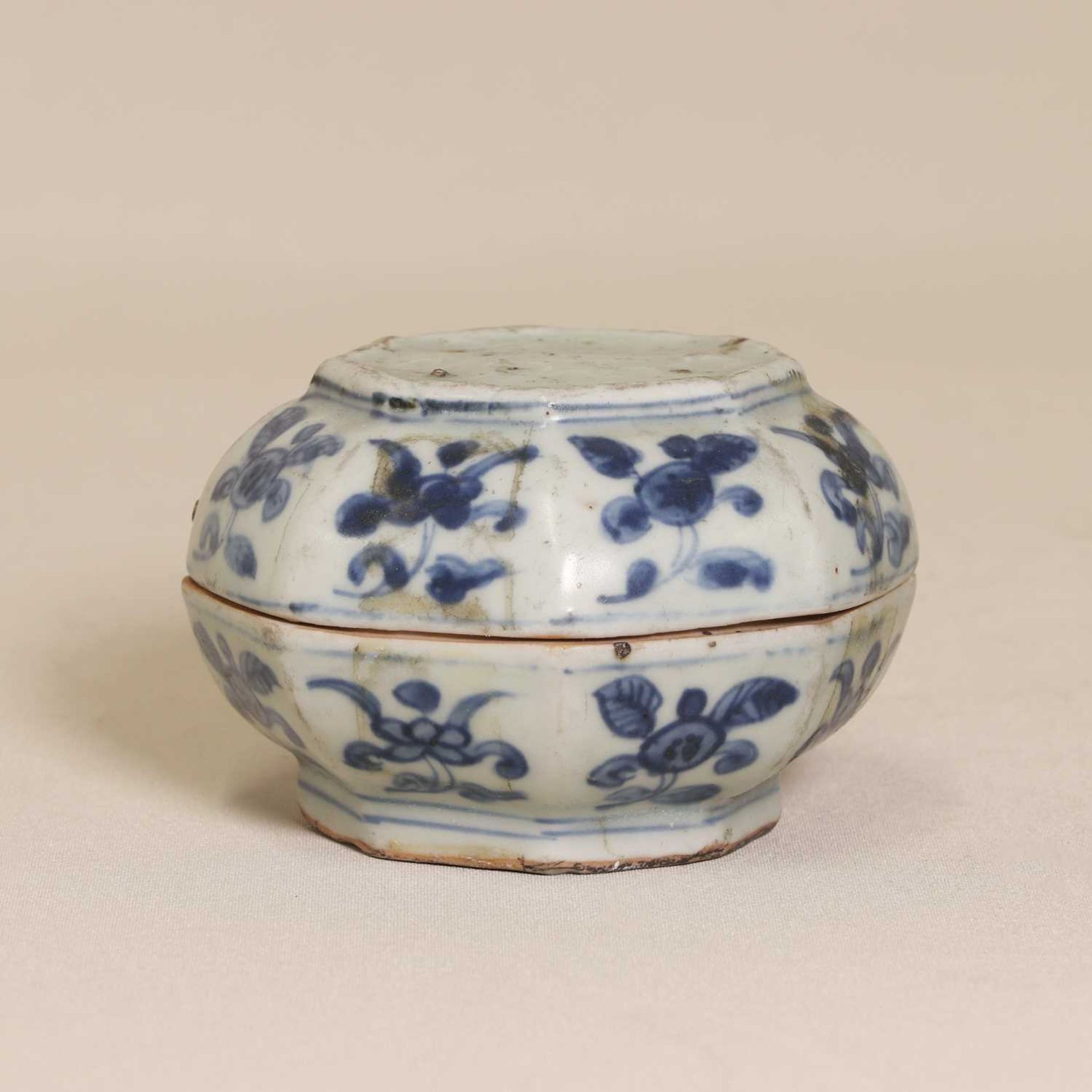 A Chinese blue and white box, - Image 3 of 6