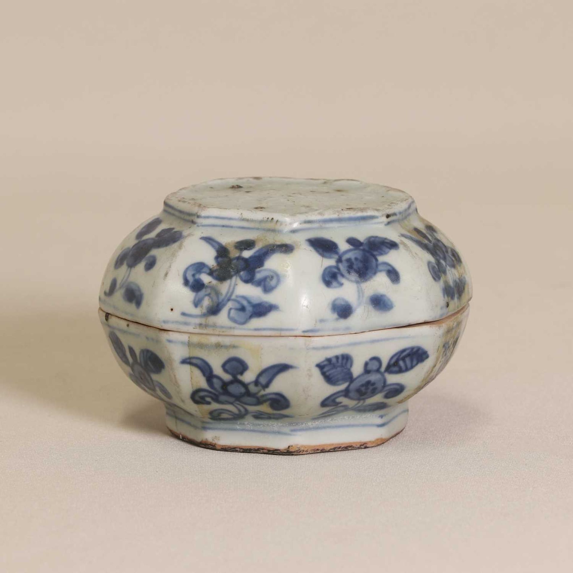 A Chinese blue and white box, - Image 2 of 6