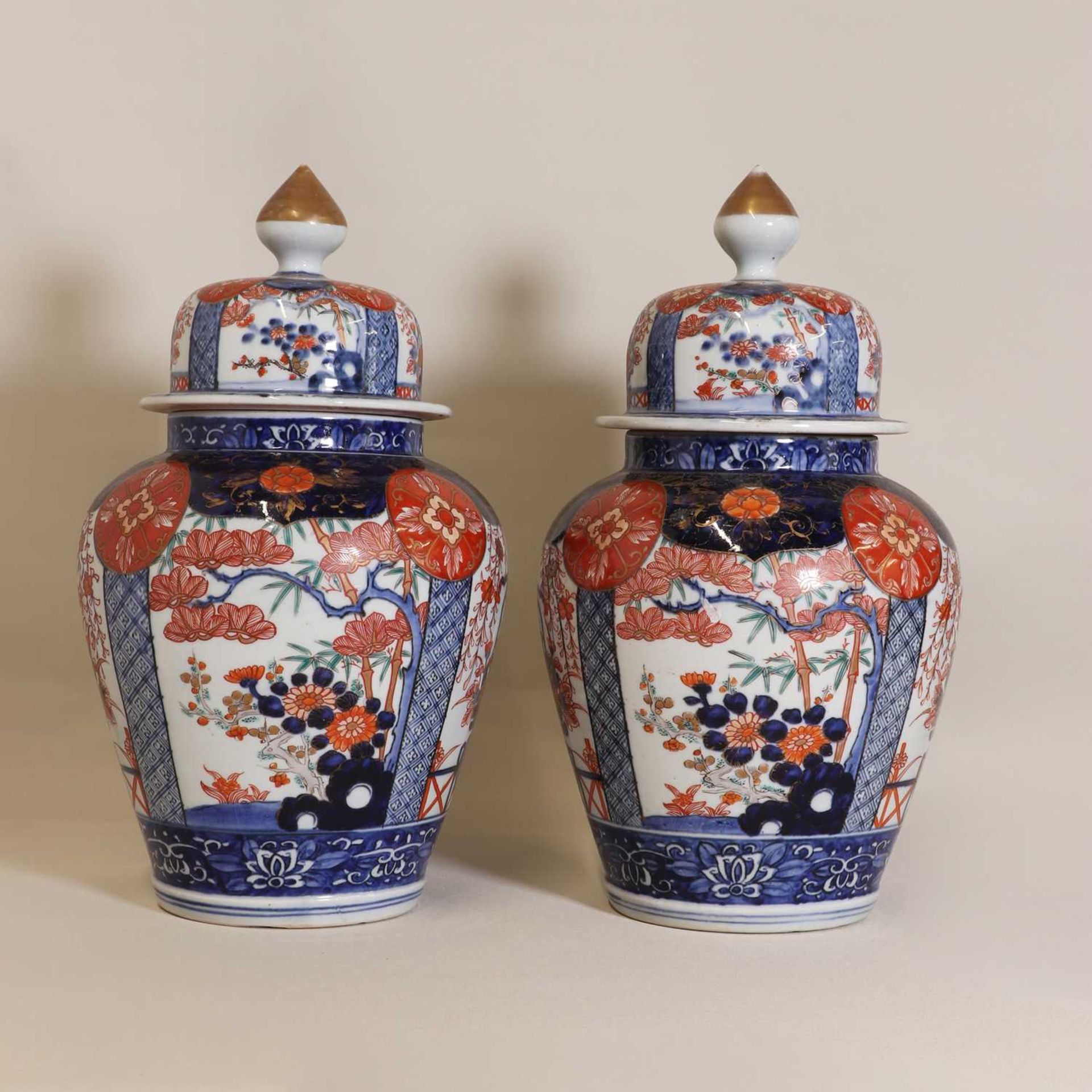 A pair of Japanese Imari vases and covers, - Image 4 of 5