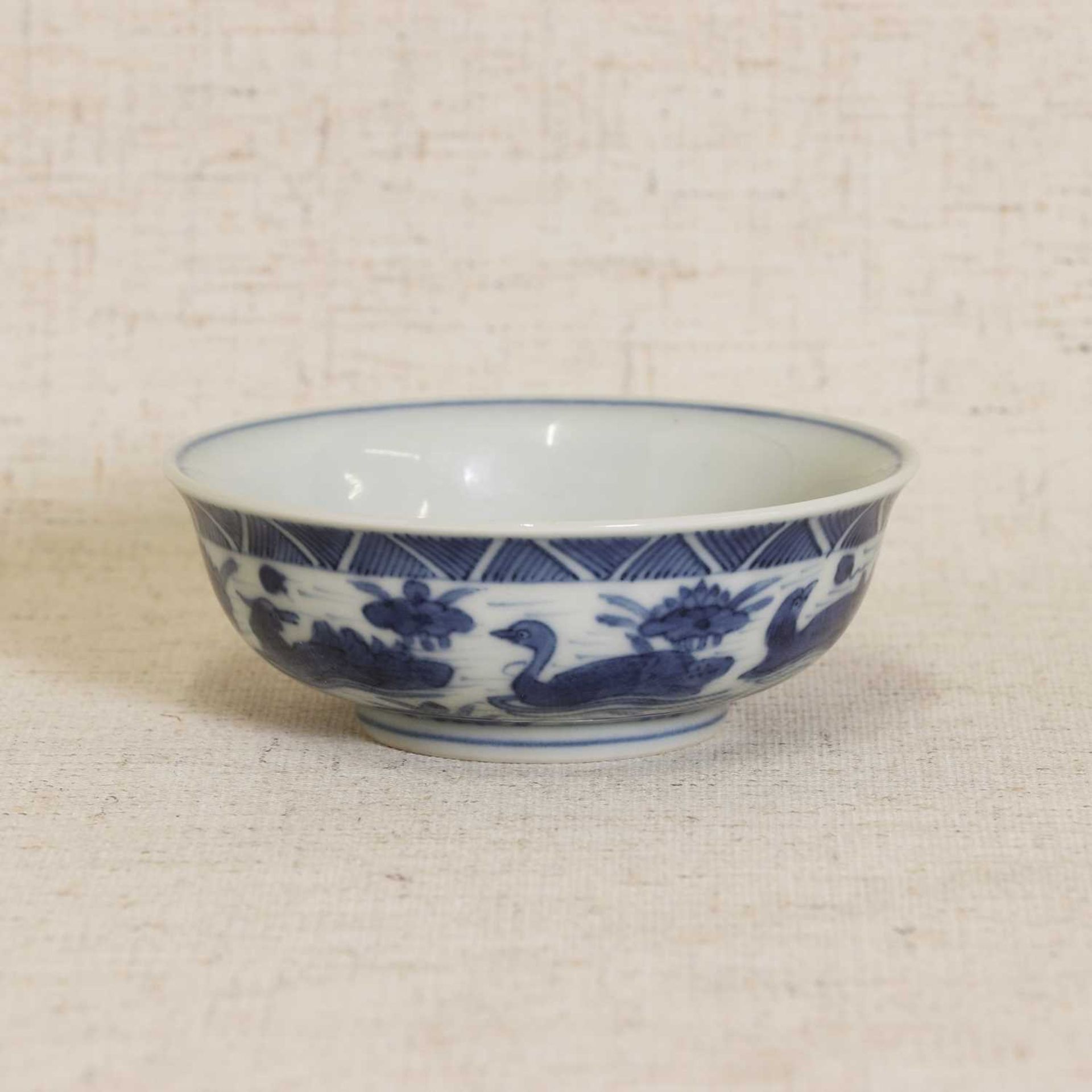 A Chinese blue and white saucer, - Bild 5 aus 5