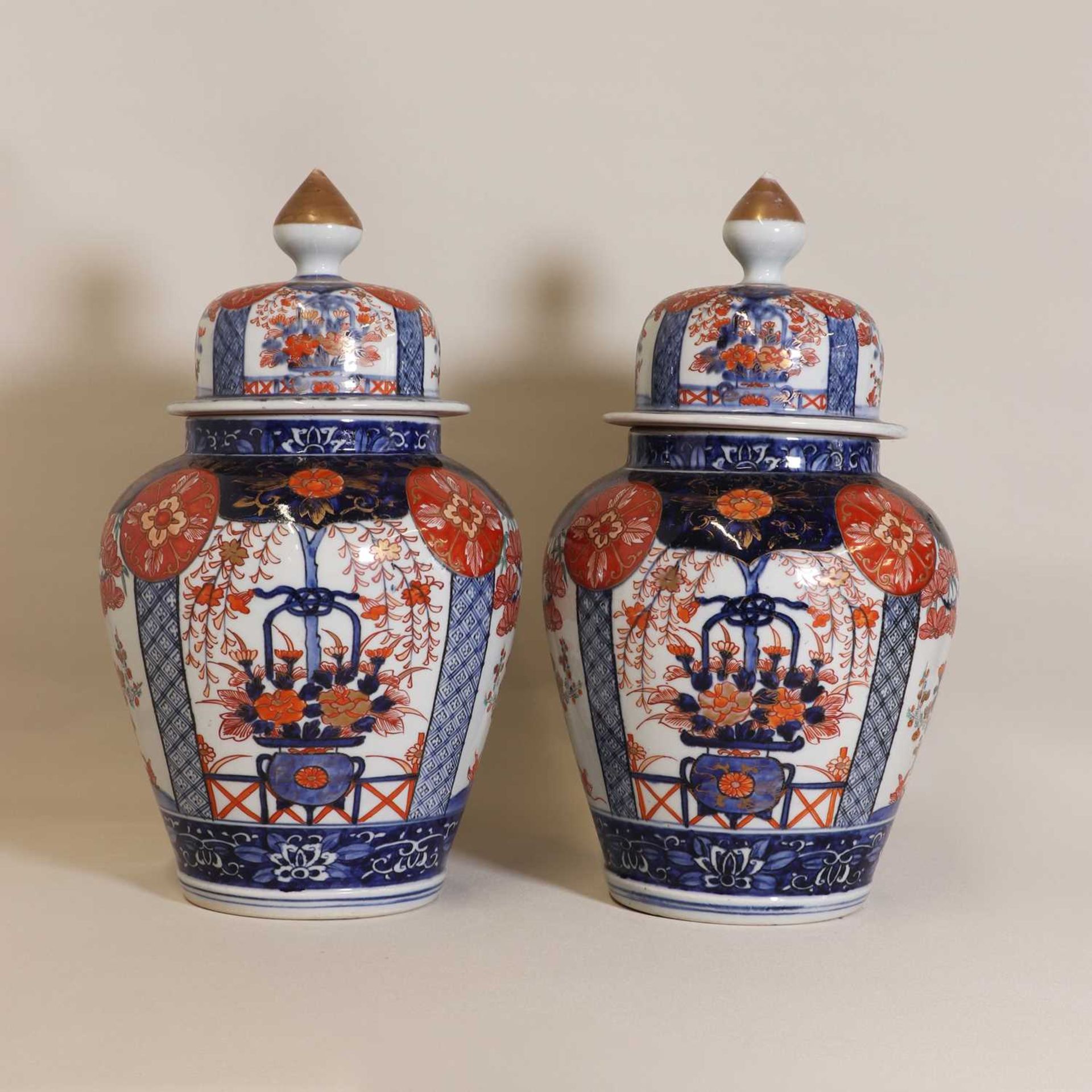 A pair of Japanese Imari vases and covers, - Image 2 of 5