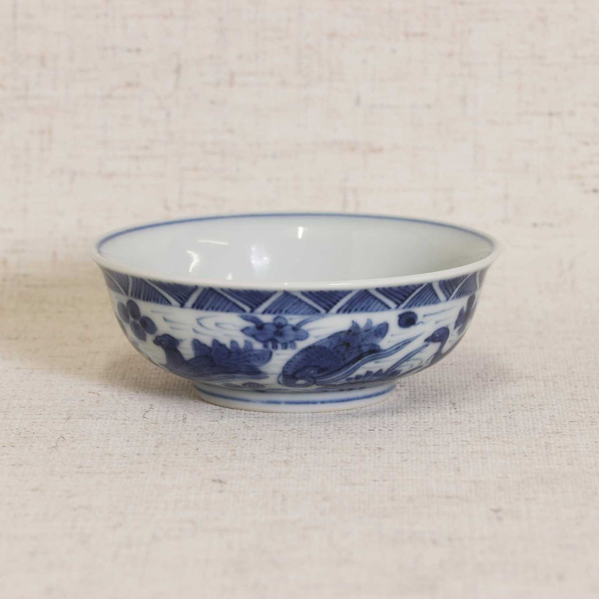 A Chinese blue and white saucer, - Bild 4 aus 5