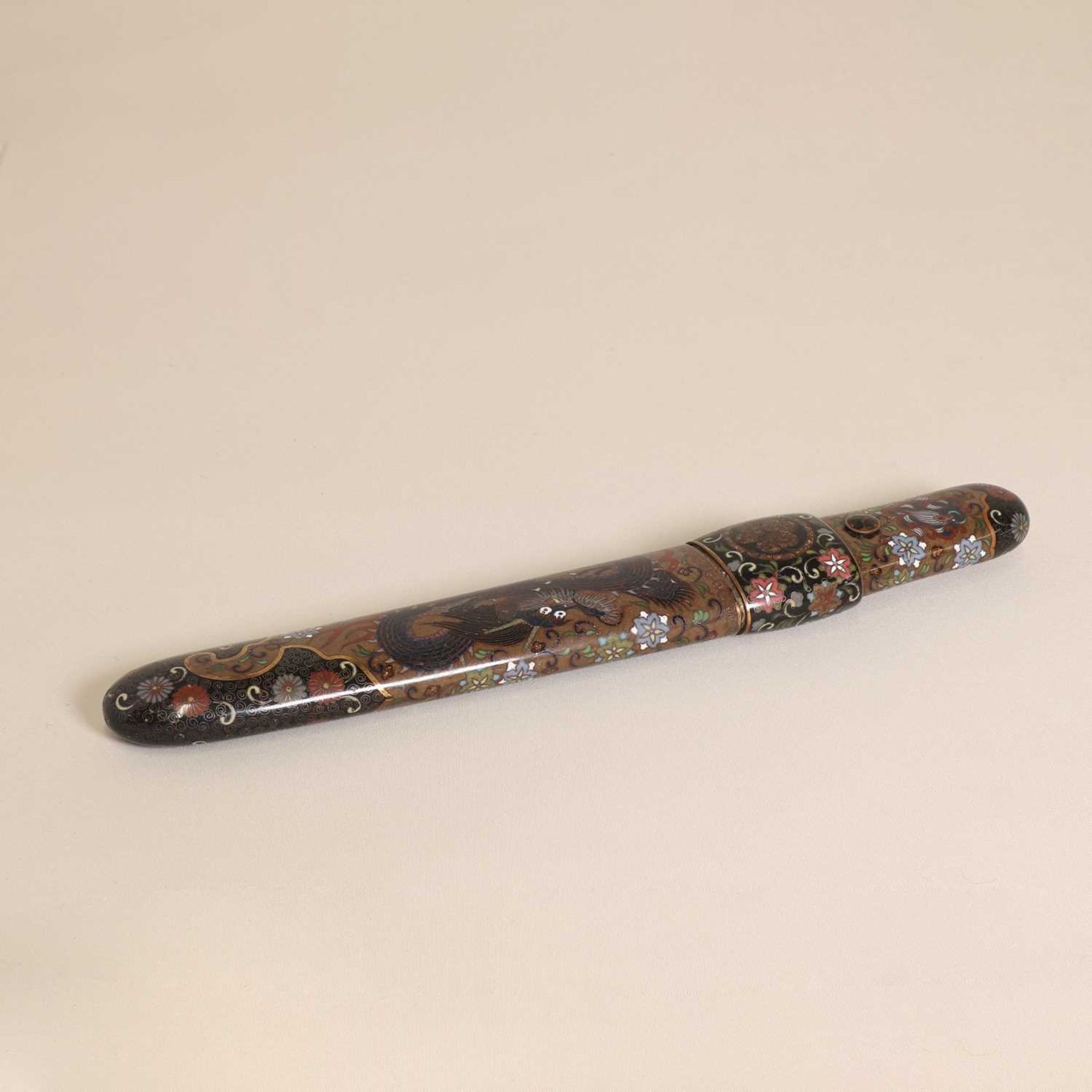 A Japanese cloisonné dagger and scabbard, - Bild 3 aus 4