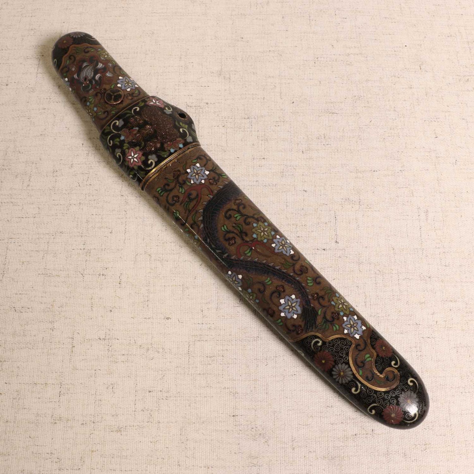 A Japanese cloisonné dagger and scabbard, - Bild 4 aus 4