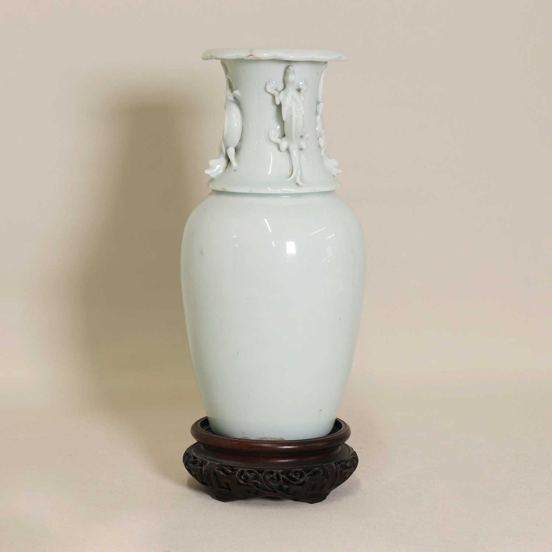A Chinese celadon-glazed vase, - Bild 2 aus 3