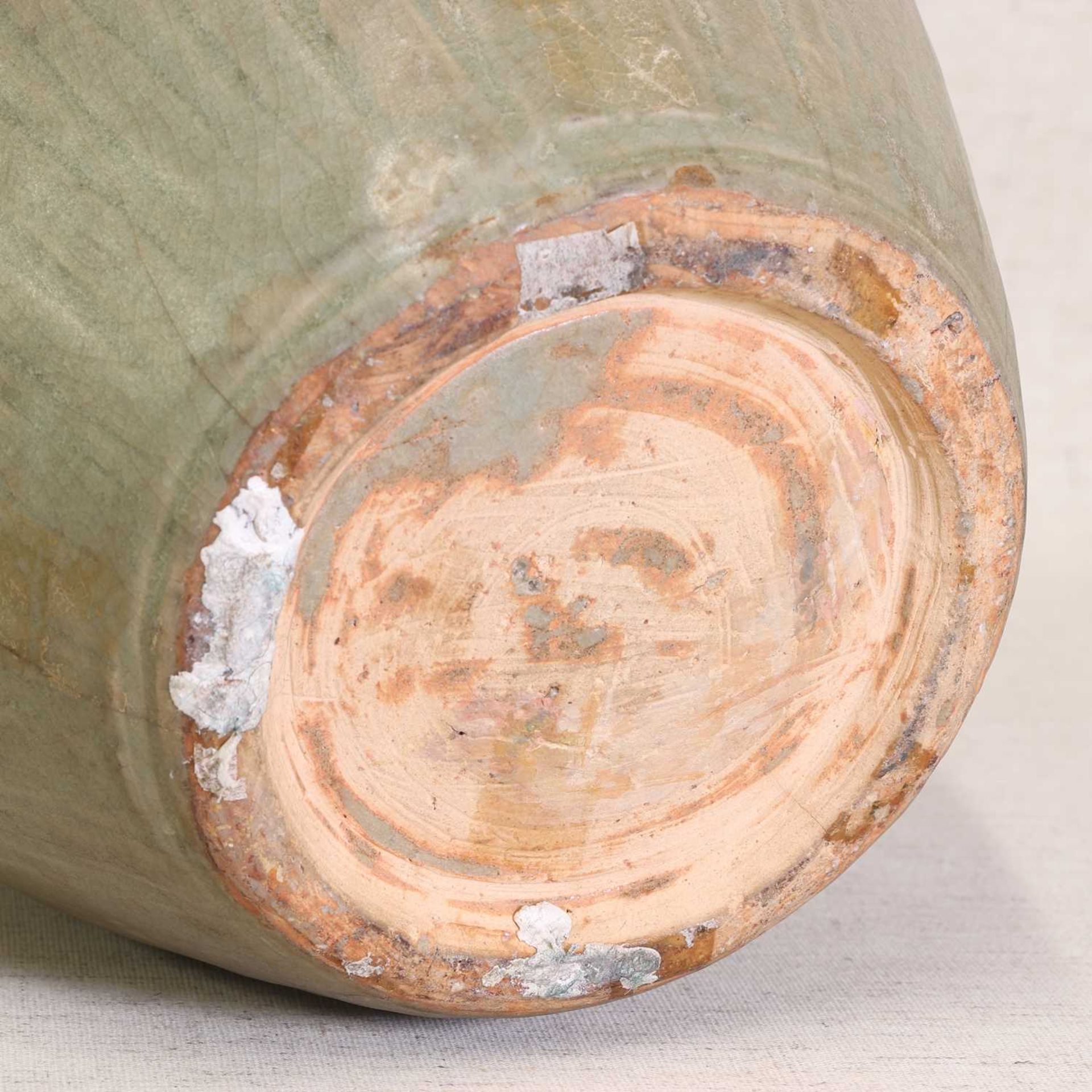A Chinese Longquan celadon jar, - Bild 5 aus 5