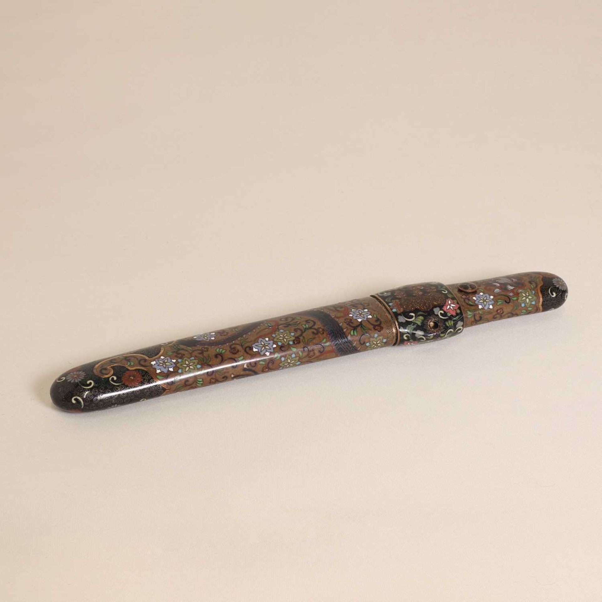 A Japanese cloisonné dagger and scabbard, - Bild 2 aus 4