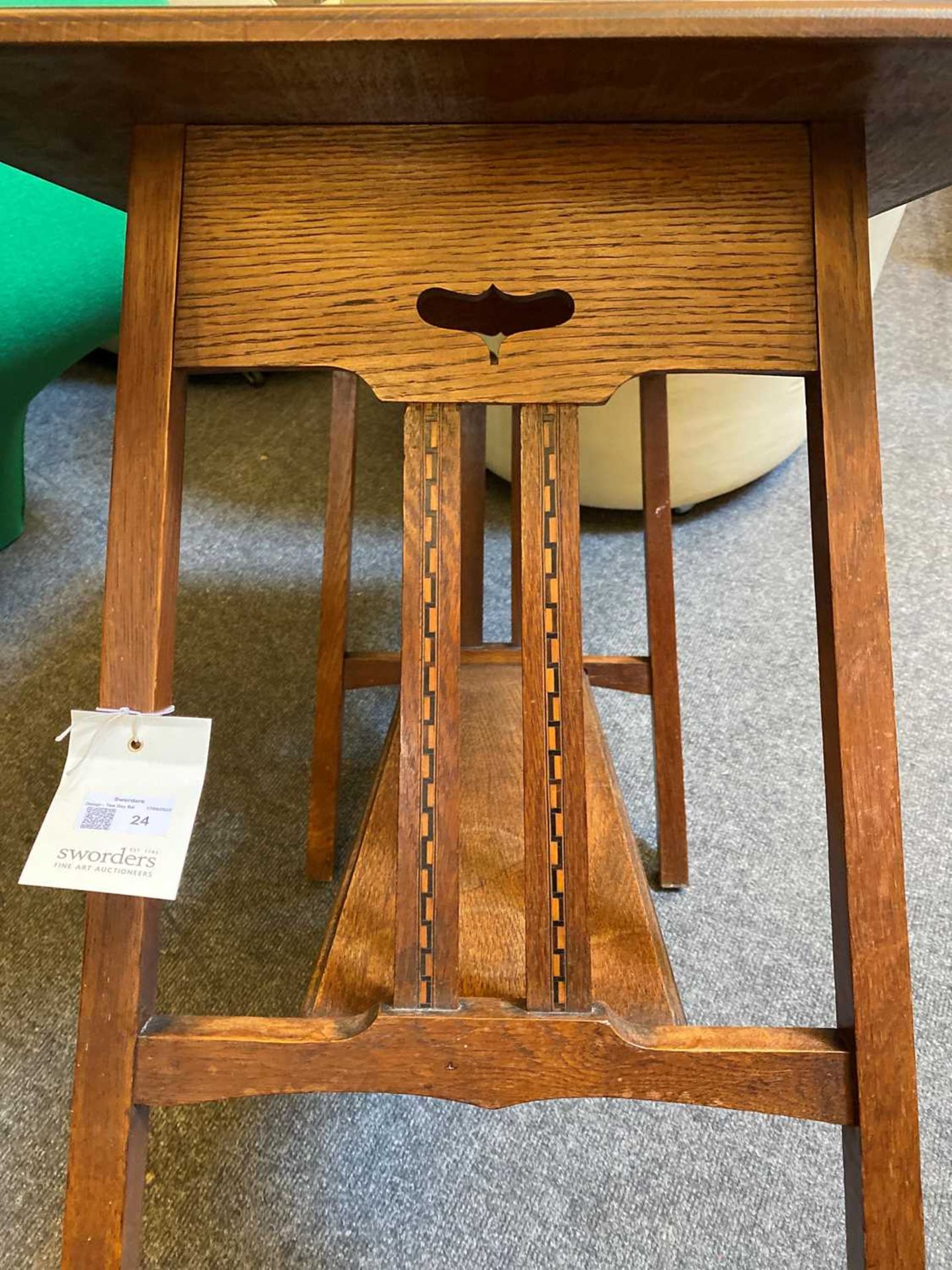 An Arts and Crafts inlaid oak table, - Bild 3 aus 8