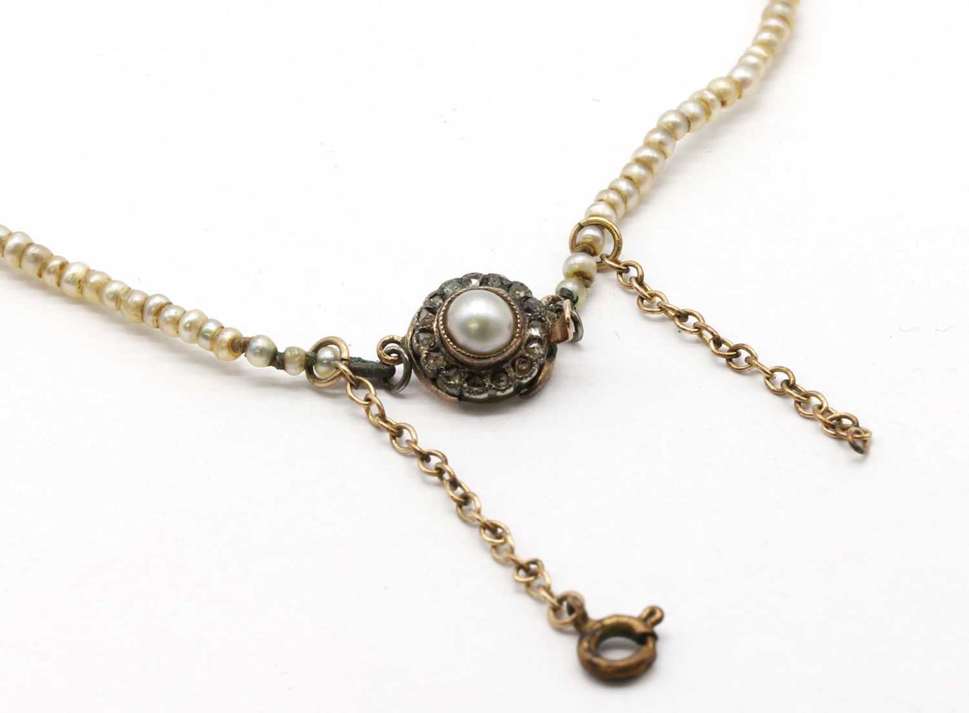 A single row graduated seed pearl necklace, - Image 2 of 2