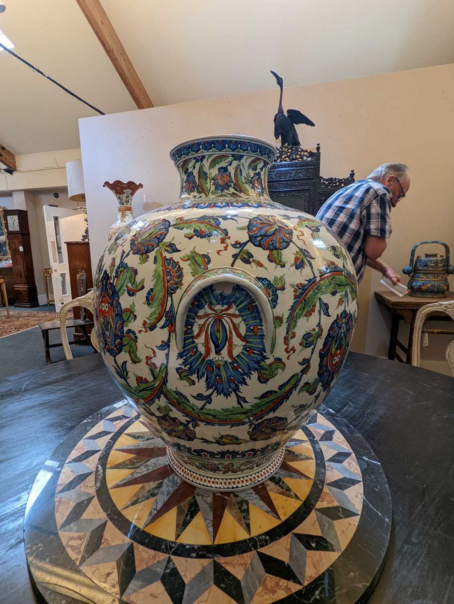 A very large Iznik-style pottery vase by Cantagalli, - Bild 25 aus 30