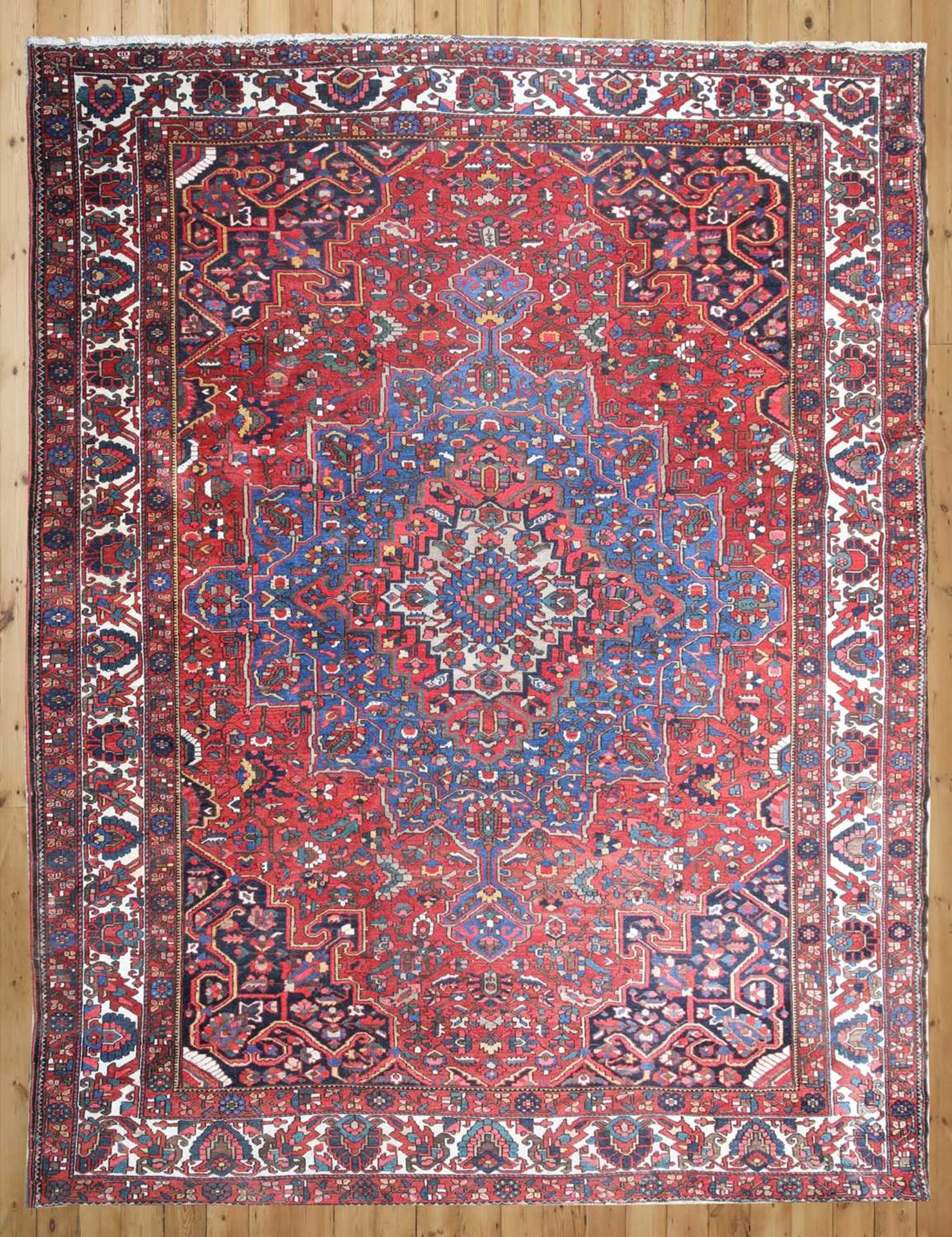 A Persian Heriz wool carpet, - Bild 2 aus 5