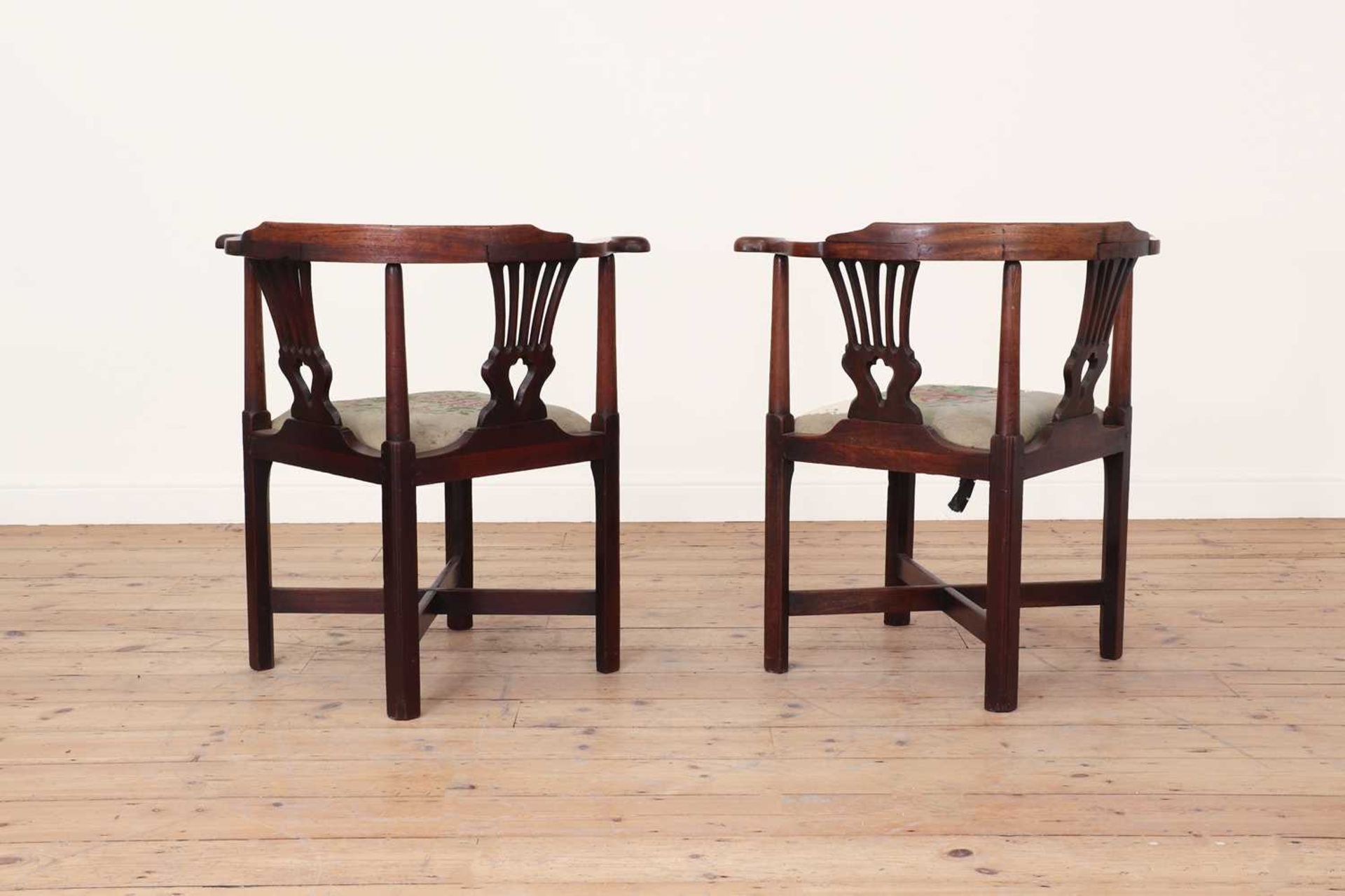 A pair of George III Chippendale period mahogany corner elbow chairs, - Bild 3 aus 6