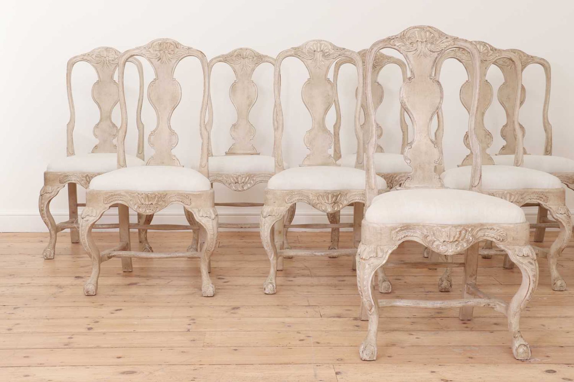 A set of eight George II-style painted oak single dining chairs, - Bild 2 aus 3