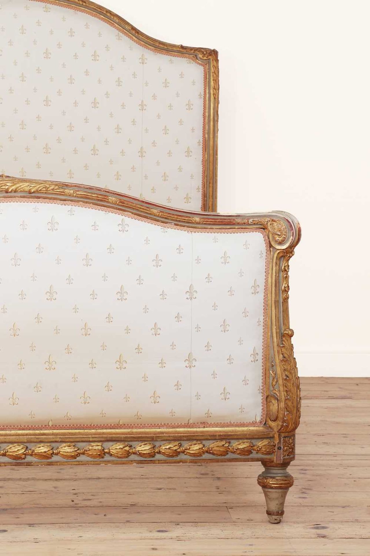 A Louis XVI-style painted and parcel-gilt double bed, - Bild 5 aus 12